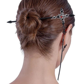Pinza para el cabello con forma de cruz maldita