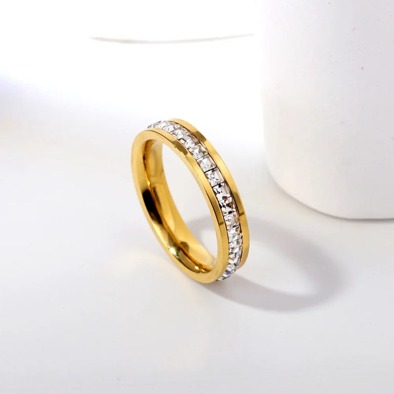 Anel com Zircônias Banhado a Ouro 18k