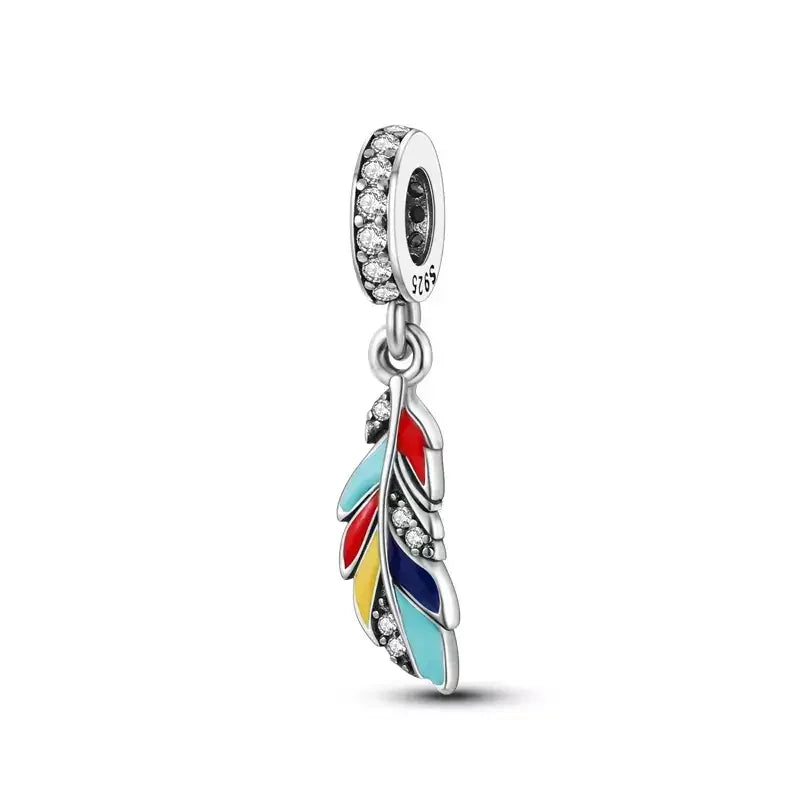 Charm de plumas de colores