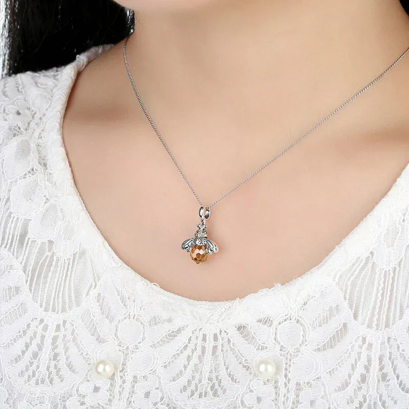Collar de abeja con circonitas en plata de ley 925