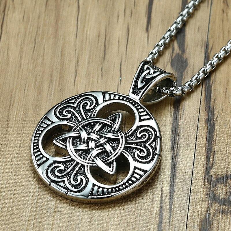 Cadena con dije de acero inoxidable - Triquetra