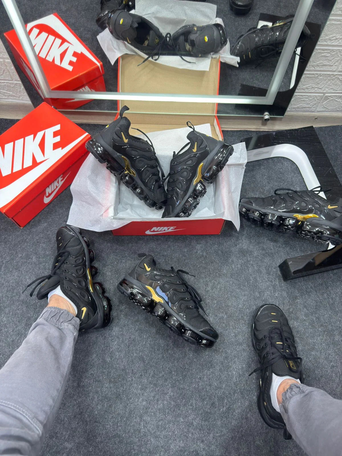 Nike Vapor Max Plus Negro y Dorado 
