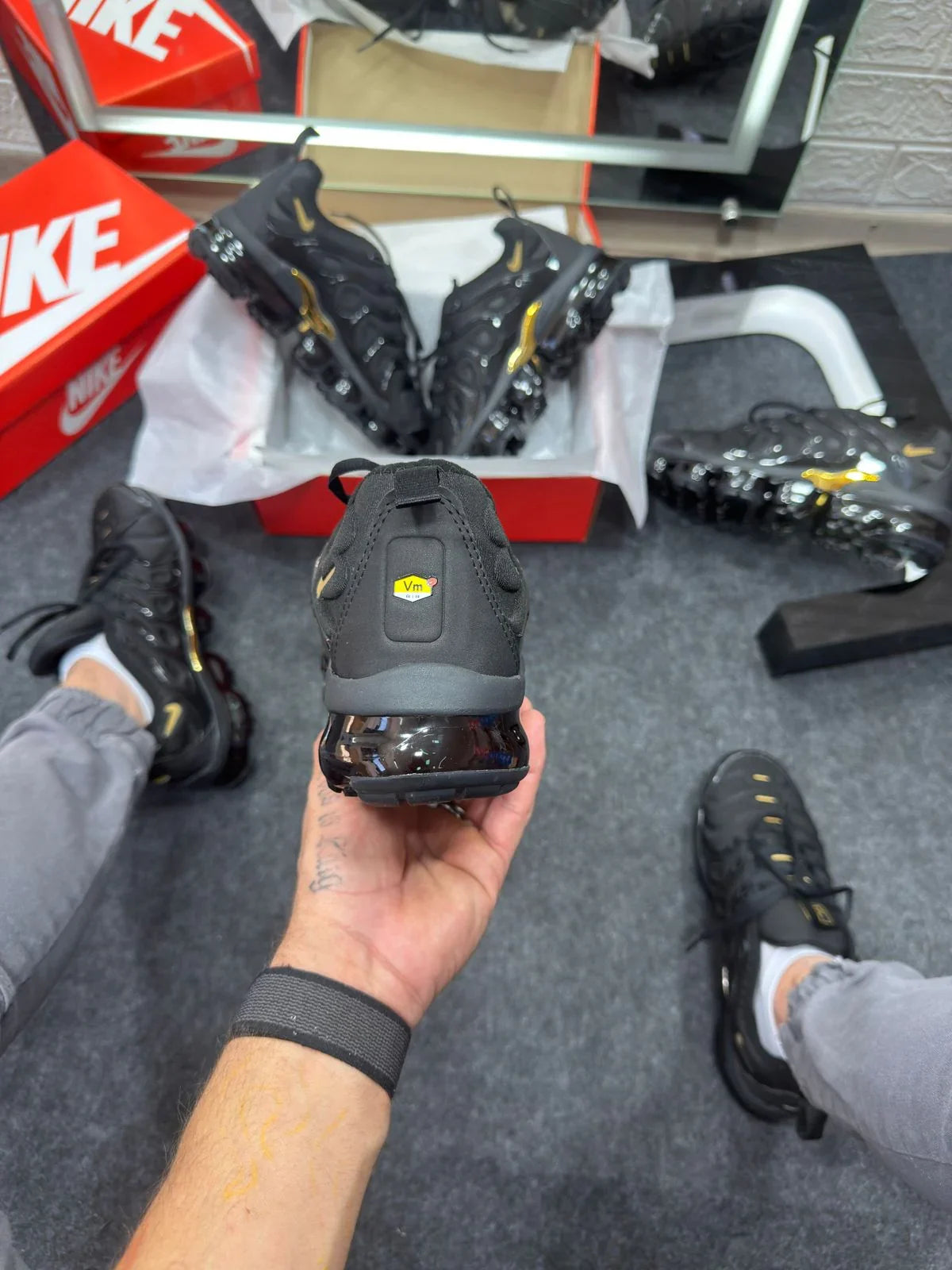 Nike Vapor Max Plus Negro y Dorado 