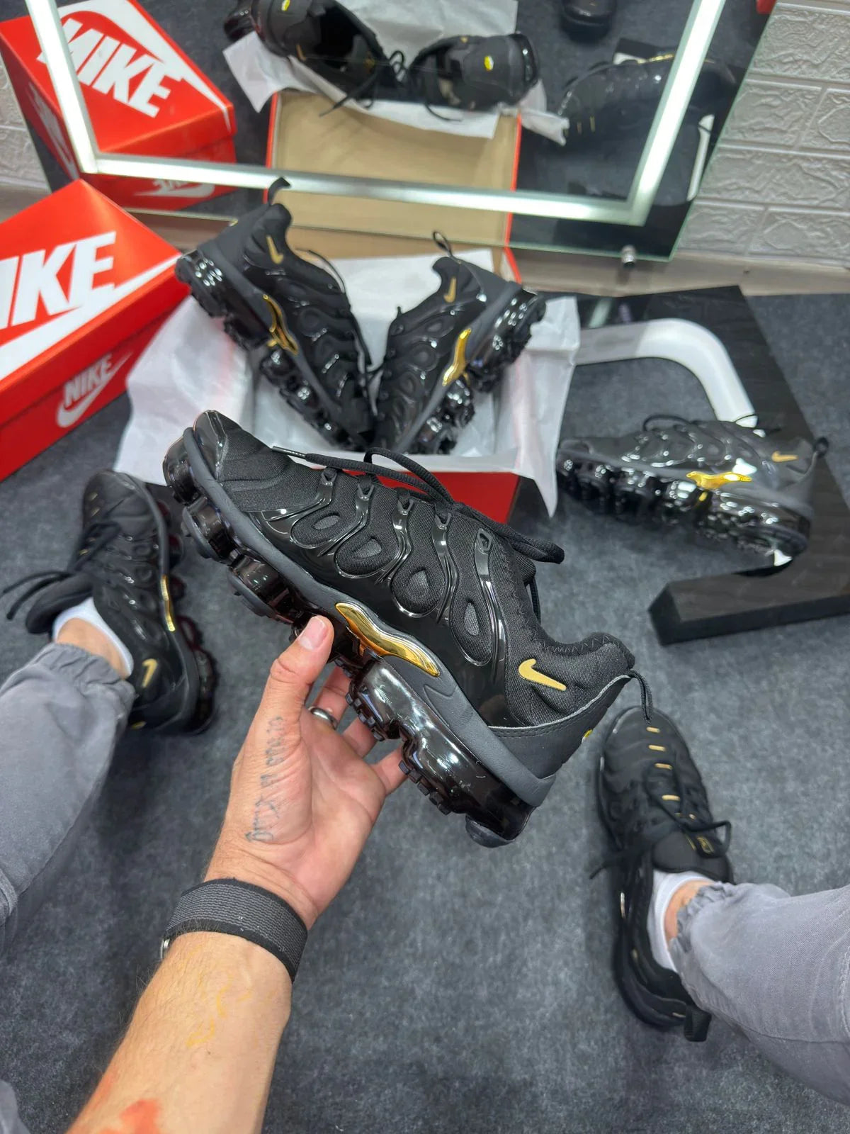 Nike Vapor Max Plus Negro y Dorado 