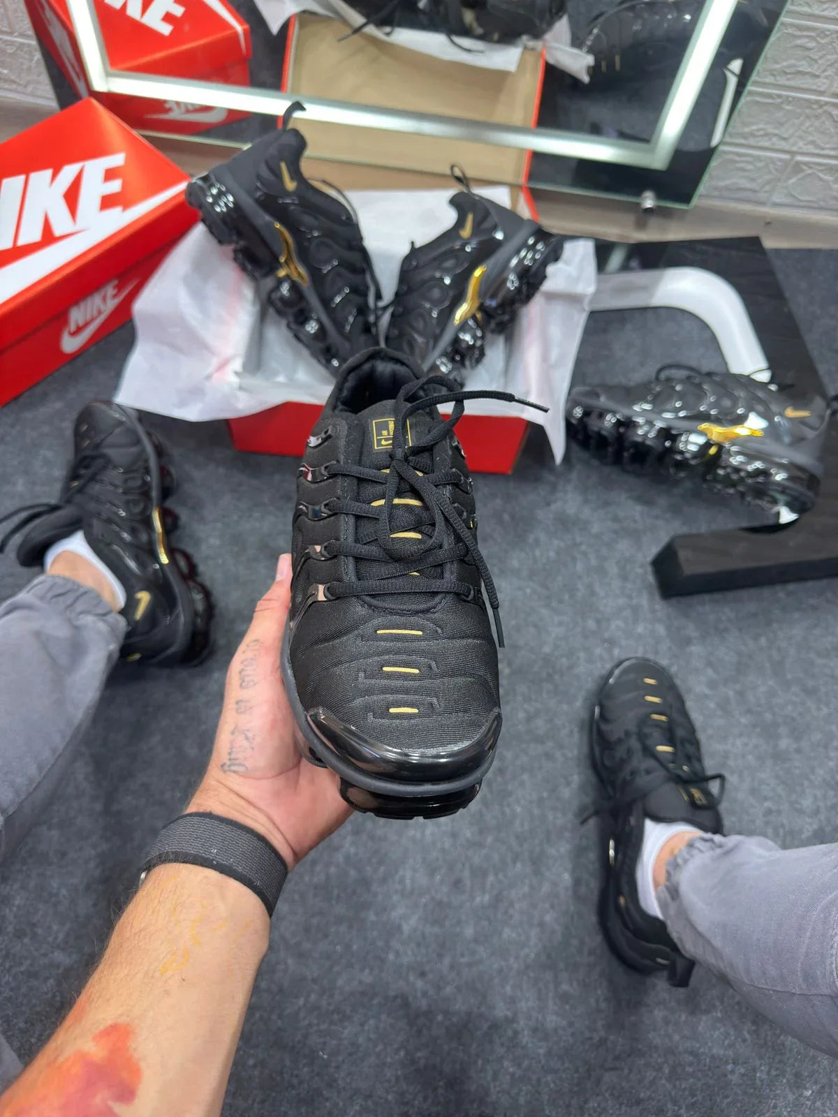 Nike Vapor Max Plus Negro y Dorado 
