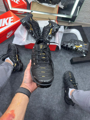 Nike Vapor Max Plus Negro y Dorado 