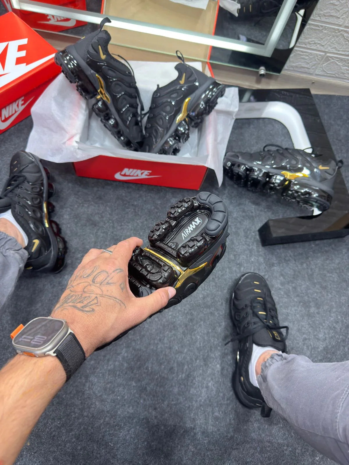 Nike Vapor Max Plus Negro y Dorado 
