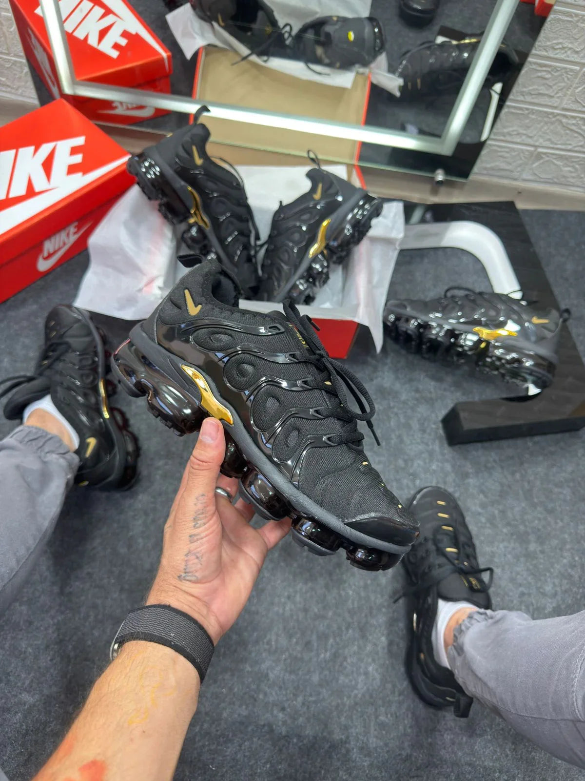 Nike Vapor Max Plus Negro y Dorado 