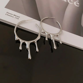 Par de pendientes de plata líquida