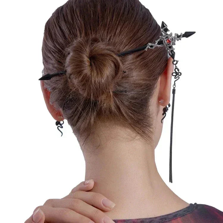 Pinza para el cabello con forma de cruz maldita