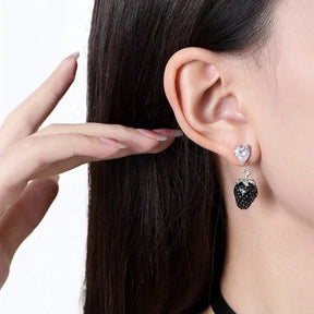 Par de pendientes de fresa negra con circonitas