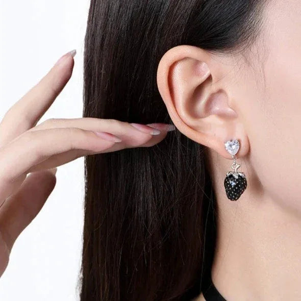 Par de pendientes de fresa negra con circonitas