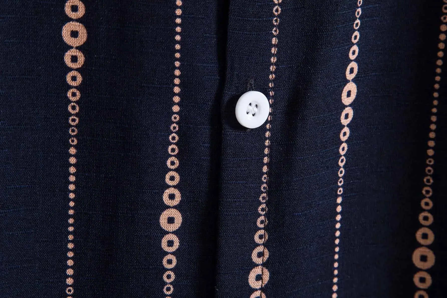 Camisa elegante Lotus: un look encantador para brillar 