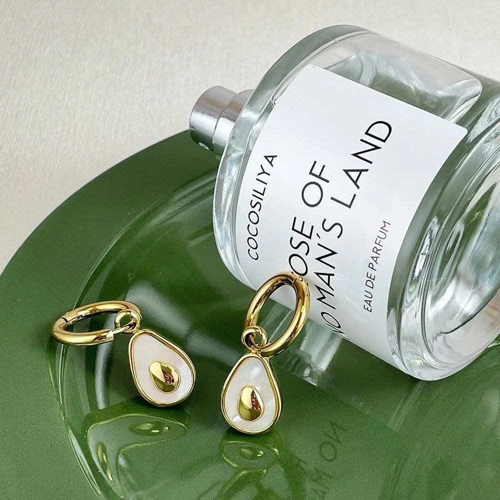 Par de pendientes de aguacate bañados en oro