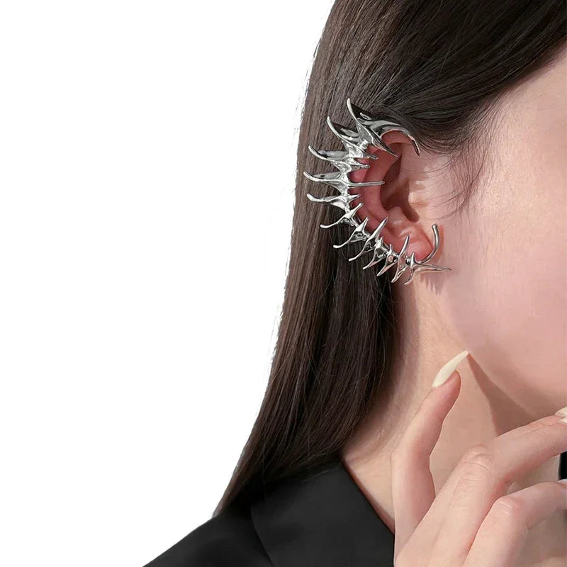 Par de pendientes punk con protección para las orejas y pinchos