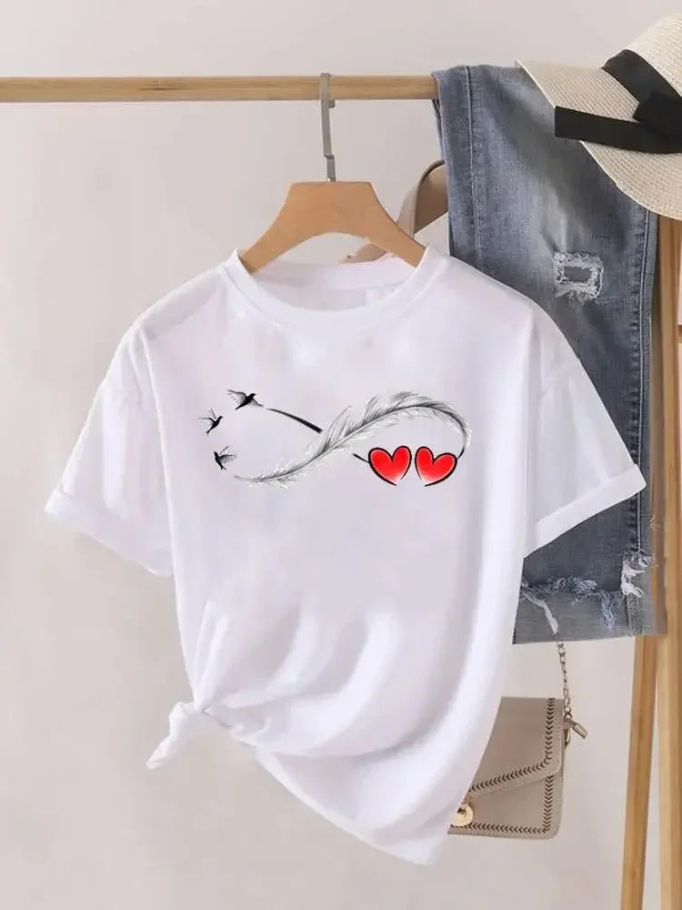 Camiseta informal con estampado de corazón y plumas para mujer 