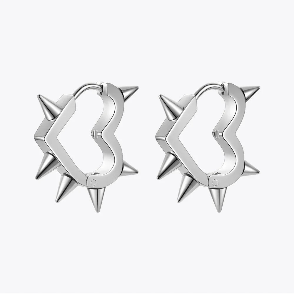 Par de pendientes de corazón punk en acero inoxidable