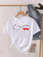 Camiseta informal con estampado de corazón y plumas para mujer 