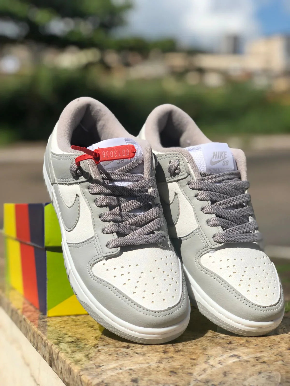 SB Dunk Low Blanco Gris Neutro Novo