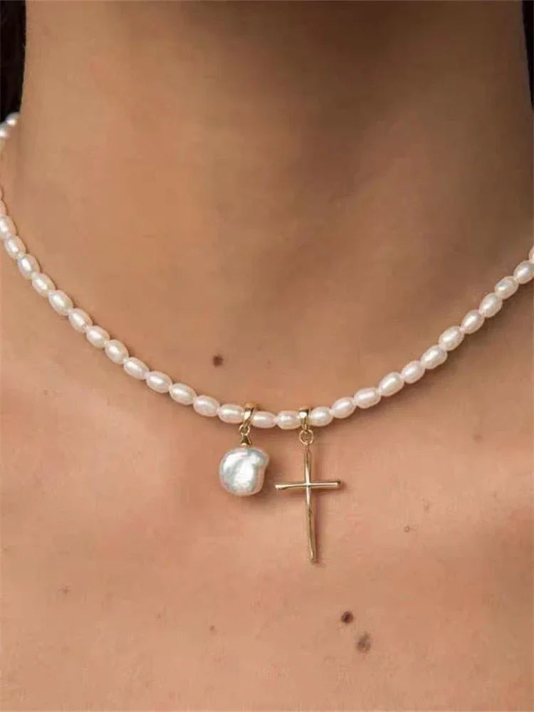Colar Crucifixo e Pérola Bruta