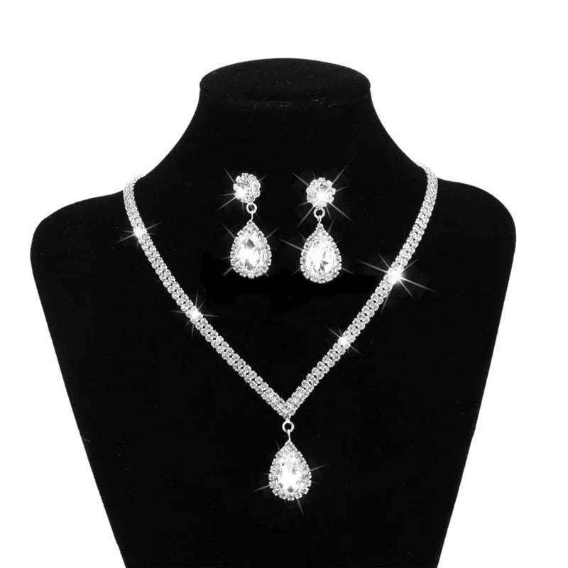 Conjunto de collar y pendientes de cristal brillante