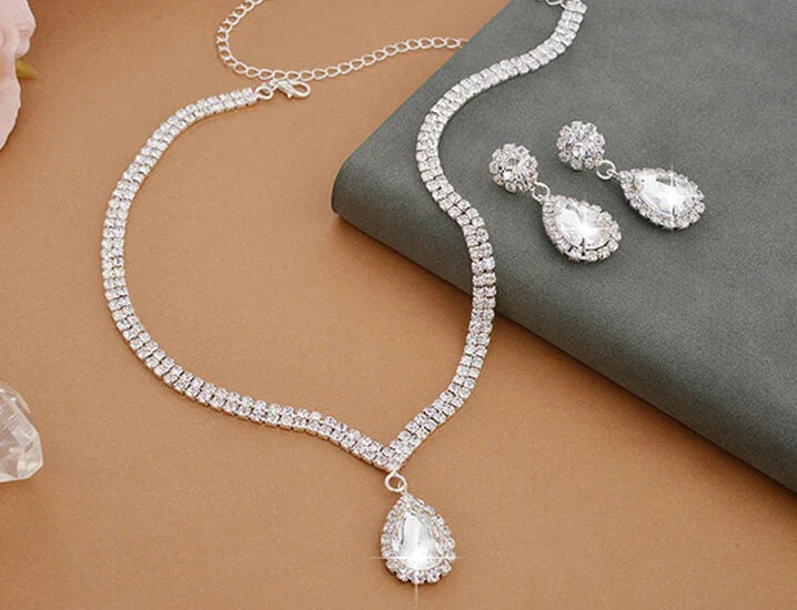 Conjunto de collar y pendientes de cristal brillante