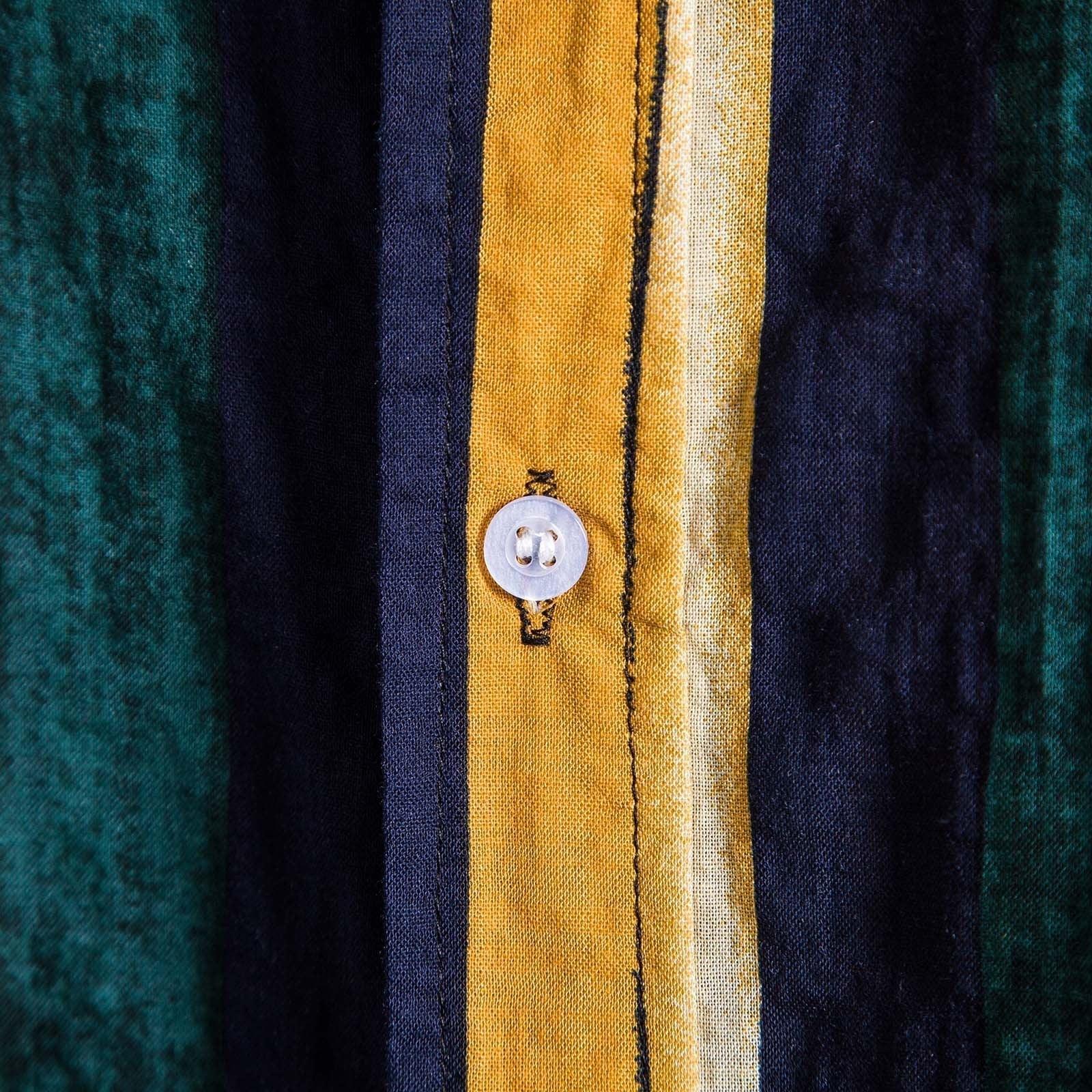 Camisa elegante Loss: diseño moderno con un toque clásico.